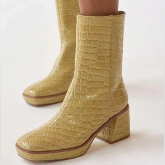 UO boots - Picture 1 of 13